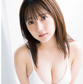 次世代グラビアエース・鈴木くるみ、純白ビキニで登場