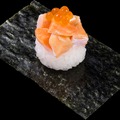 とろサーモンたたき いくらのせ包み　一貫 110円