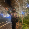 美川憲一、Xmasイルミをバックに全身ショット「綺麗な物に目がない美川よ～」