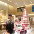 美川憲一、Xmasイルミをバックに全身ショット「綺麗な物に目がない美川よ～」