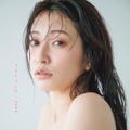 吉田朱里、2冊同時発売ファースト写真集から「魅せるボディ」を公開