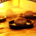 自慢の石窯で焼き上げるパティ