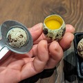 食べる直前にお客がうずらの卵を自らカット