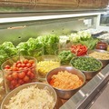 新鮮なサラダやデザート、アイスもビュッフェ形式で食べ放題「KAMIMURA BAR」