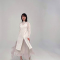 のん、爽やかな装いのオフショット公開で「春の女神」の声