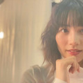 のん、爽やかな装いのオフショット公開で「春の女神」の声