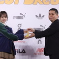 なえなの、ミニスカ美脚で登場！「スニーカーベストド レッサー賞」