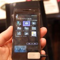 　CEATEC JAPAN 2009のNTTドコモブースでは、本物の木材を使用した携帯電話「TOUCH WOOD」試作機が展示されていた。