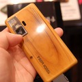 　CEATEC JAPAN 2009のNTTドコモブースでは、本物の木材を使用した携帯電話「TOUCH WOOD」試作機が展示されていた。