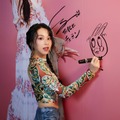 TWICE・チェヨン、『エトロ銀座本店』のフォトギャラリーを鑑賞！得意のイラストも披露「沢山の人に楽しんで欲しい」