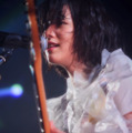 のん、太もも全開