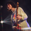 のん、太もも全開
