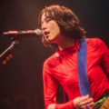 のん、太もも全開