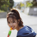 『井口裕香 写真集 MORE MORE MORE』　（C)KADOKAWA