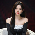 インタビュー中の場面写真（KARINA）　© 2024 SM ENTERTAINMENT CO., Ltd. All Rights Reserved.