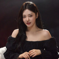 インタビュー中の場面写真（NINGNING）　© 2024 SM ENTERTAINMENT CO., Ltd. All Rights Reserved.