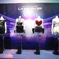 「LYNK-POP : THE 1st VR CONCERT aespa」で展示された衣装【撮影：山田】