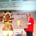 「豊橋へ一狩りいこうぜ！」オープニングセレモニー／浅井由崇豊橋市長とアイルー　【撮影／山田】