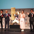 「豊橋へ一狩りいこうぜ！」オープニングセレモニー／（左から）カプコン・辻本良三プロデューサー、浅井由崇豊橋市長、後藤真希、JR東海・榊原篤執行役員【撮影／山田】