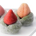 [初出店・東武限定品・実演]暴食の果実（石橋餅加工所）左「あまおう大福」432円（1個）、右「淡雪大福」486円（1個）