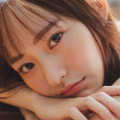 高崎かなみ、“新人バイト”に扮して艶めかしい姿！