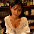 斎藤恭代、古びたバーの店員に！デジタル写真集からカット一部公開