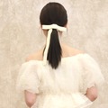 背中を披露した舟山久美子【撮影：浜瀬将樹】