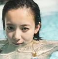 岡田紗佳、5年ぶりの写真集発売  南国タイで役満ボディ披露