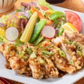 季節野菜の華やかサラダと油淋鶏
