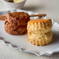 ［初出店］東京【EMU Bakehouse】〈写真左〉チョコレートチップスコーン　（1個）486円〈写真右〉バターミルクスコーン　（1個）432円