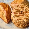 ［初出店］群馬【bake shop HELLO】〈写真左〉飴色たまねぎスコーン　（1個）486円〈写真右手前〉スパイス香るチャイとブロンドチョコレートのスコーン　（1個）551円