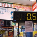 　深夜販売を行う各店舗でカウントダウンが始められ、22日の0時よりついにWindows 7が販売開始となった。