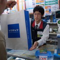 　深夜販売を行う各店舗でカウントダウンが始められ、22日の0時よりついにWindows 7が販売開始となった。