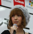 　22日午前8時より、有楽町のビックカメラ前において開催されたWindows 7の発売イベントに、タレントのアッキーナこと南明奈さんが登場した。