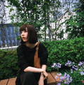 のん、緑の中で佇む休日ブラックコーデ公開！「蒸し暑いこの季節とは思えない爽やかさ」
