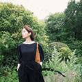 のん、緑の中で佇む休日ブラックコーデ公開！「蒸し暑いこの季節とは思えない爽やかさ」