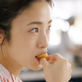上戸彩と原菜乃華、丸亀製麺の「うどーなつ」に至福の表情