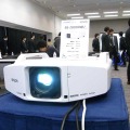 会場に展示された実機（EB-Z8000WU）