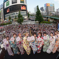私立恵比寿中学、新宿のど真ん中でミニライブ！水かけパフォーマンスに3000人が熱狂！