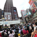 私立恵比寿中学、新宿のど真ん中でミニライブ！水かけパフォーマンスに3000人が熱狂！