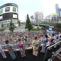 私立恵比寿中学、新宿のど真ん中でミニライブ！水かけパフォーマンスに3000人が熱狂！