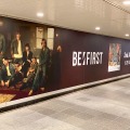 BE:FIRSTの特大特殊ポスターが東急渋谷駅構内に登場