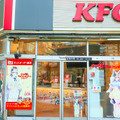 KFC池袋西口店が『ウマ娘』仕様のラッピング店舗に！