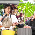 西畠さんと植樹体験を行う山本美月　【撮影／山田】