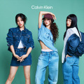 NewJeans、Calvin Kleinの新キャンペーンに登場！個性感じるデニムスタイル多数