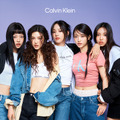 NewJeans、Calvin Kleinの新キャンペーンに登場！個性感じるデニムスタイル多数