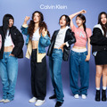 NewJeans、Calvin Kleinの新キャンペーンに登場！個性感じるデニムスタイル多数