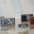 　松下電器産業は、デジタルカメラ「FX」シリーズの上位機種として、600万画素モデル「LUMIX DMC-FX9」を8月26日に発売する。実売予想価格は5万円前後。