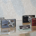 　松下電器産業は、デジタルカメラ「FX」シリーズの上位機種として、600万画素モデル「LUMIX DMC-FX9」を8月26日に発売する。実売予想価格は5万円前後。