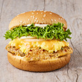 銀だらグリエのフレンチバーガー スクランブルエッグとオマール海老ビスクソース